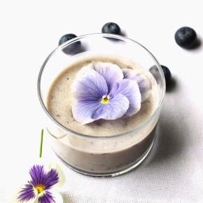 Antioxidant-rich blueberry & almond milk&nbsp;smoothie